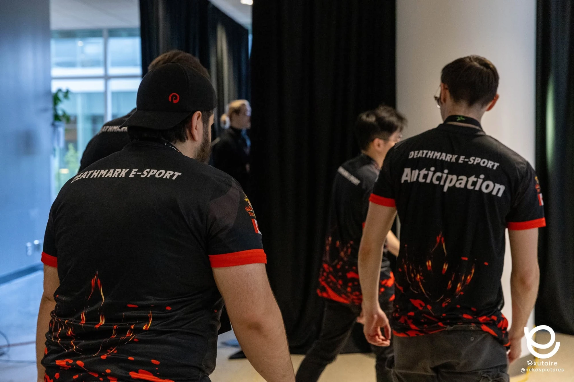 Joueurs DME de dos, maillots de l'organisation